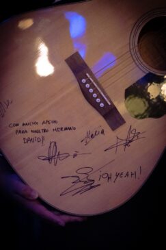 Carlos Sanz cantando a capela durante o mini show acústico