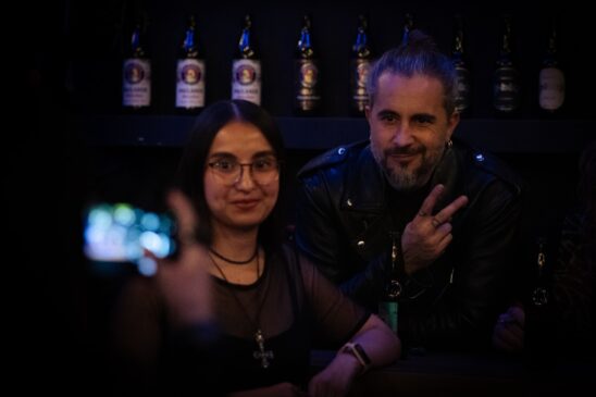 Fãs e músicos interagindo no pub durante o Meet & Greet