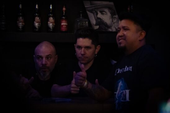 Fãs tirando fotos e abraçando os integrantes