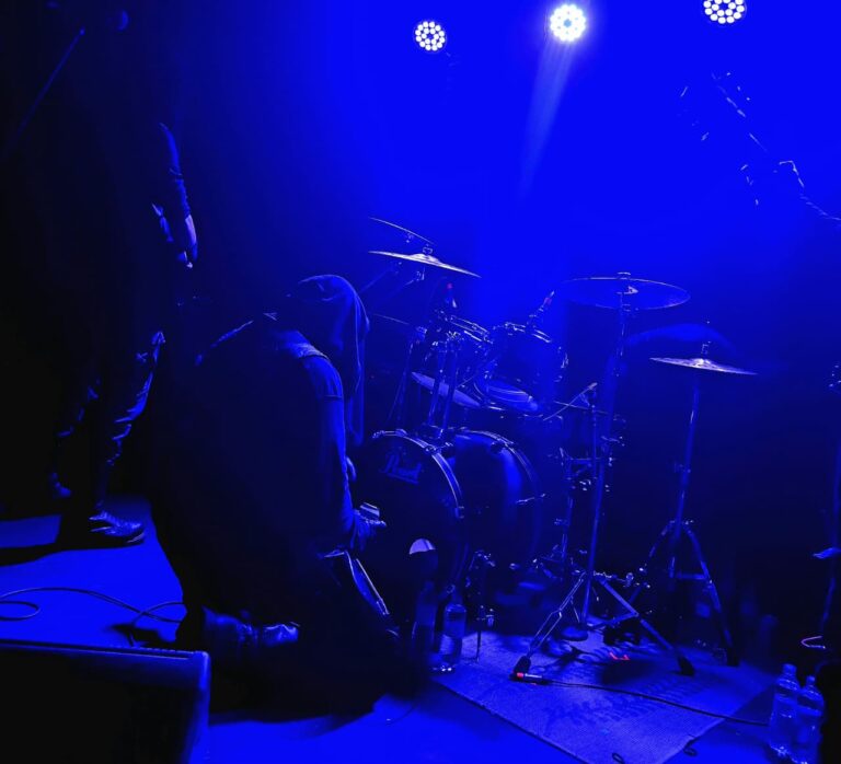 Melodia e Obscuridade: Groza Inicia Tour Brasileira com Performance de Black Metal Impecável