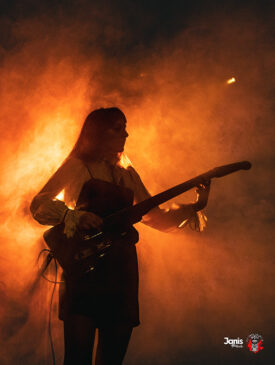 Close dos músicos do Motorama no palco, foto por Janis_photography_col