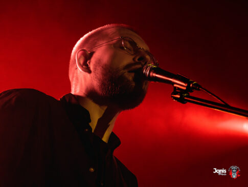 Público no interior do Proyecto Kinder durante show do Motorama, foto por Janis_photography_col
