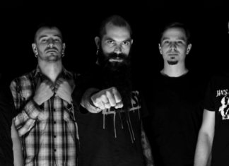 Infraktor sobem ao palco do Buraco Pub no aniversário dos Revolution Within