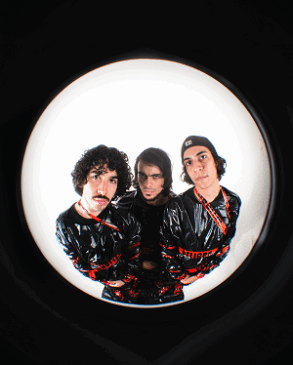 Foto da banda Huck It em estilo olho de peixe em pose séria