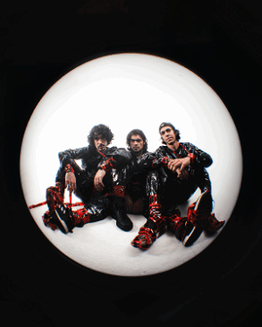 Foto da banda Huck It em estilo olho de peixe em tom sério