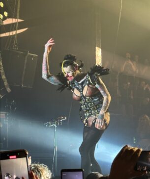 Cena do show com projeção de vídeo e iluminação