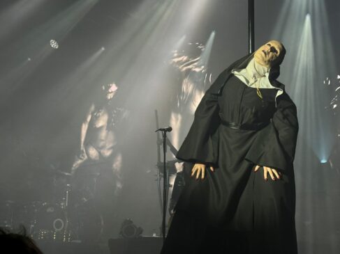 <span class='notranslate'>Till Lindemann</span> no palco da Razzmatazz, close médio