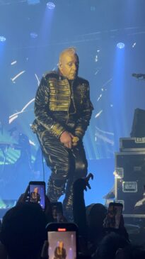 Público com camisetas de <span class='notranslate'>Rammstein</span> e <span class='notranslate'>Till Lindemann</span>