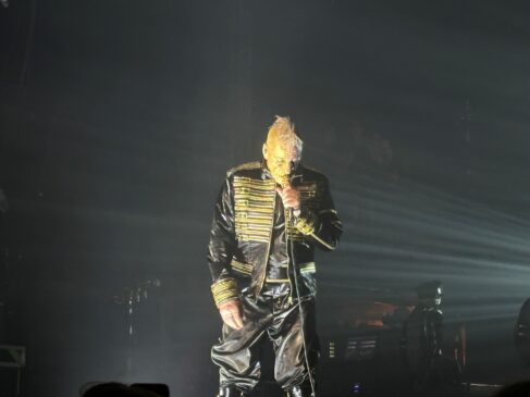 <span class='notranslate'>Till Lindemann</span> interagindo com o público durante a apresentação