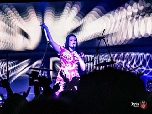 A banda Otoboke Beaver durante o show em Bogotá, fotografia por @janis_photography_col