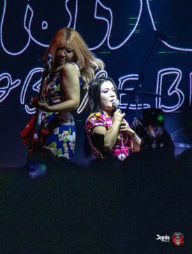 Integrantes de Otoboke Beaver em performance no Boro Room, Bogotá