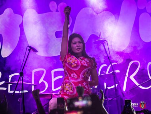 Yoyoyoshie interagindo com o público em Bogotá