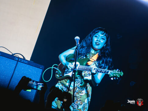 Yoyoyoshie surfando sobre o público durante o show em Bogotá
