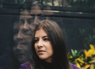 Jéssica Falchi: influência progressiva guia a solar ‘Sunflare’, o 2º single
