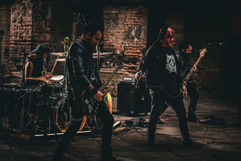 El gran  Lagarto Metunk se presenta en la ultima tocada Punk del 2025, CDMX. MX.