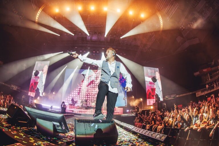 Love of Lesbian anuncia los artistas que los acompañarán en su show en Bogotá tras su destacada actuación en la FIL Guadalajara.