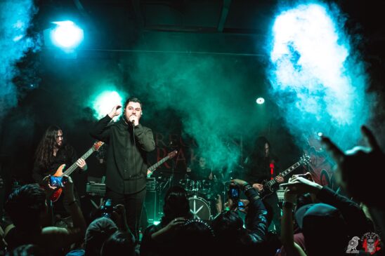Mosh pit intenso durante show do Here Comes The Kraken