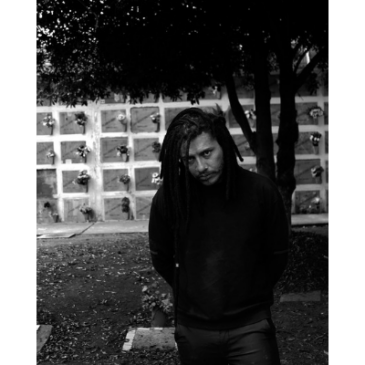 Cena do videoclipe Vida Gris gravado em cemitério