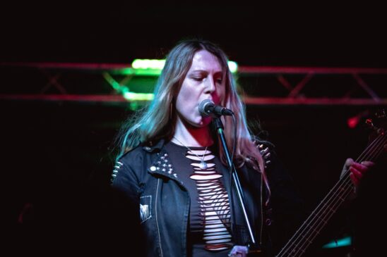 Área interna do El Gato Calavera com público e stands de merchandising