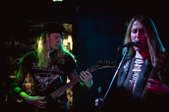 Público reunido do lado de fora do El Gato Calavera antes do início do concerto