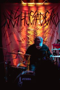 Deshuesadero ao vivo, com mosh pit ativo diante do palco