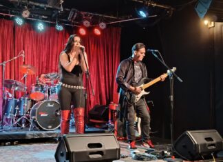 Eudoxia estreia nova fase com show intenso e casa cheia em São Paulo