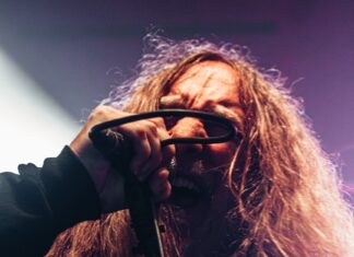 Calor, Mosh e Death Metal Raiz: A Aula de Resistência do Obituary em Curitiba