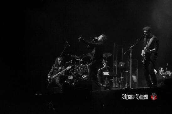 Fernando Ribeiro no palco com visual característico durante show do Moonspell na CDMX