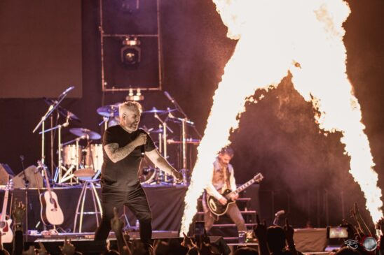 Show do Saurom com palco iluminado e músicos em destaque