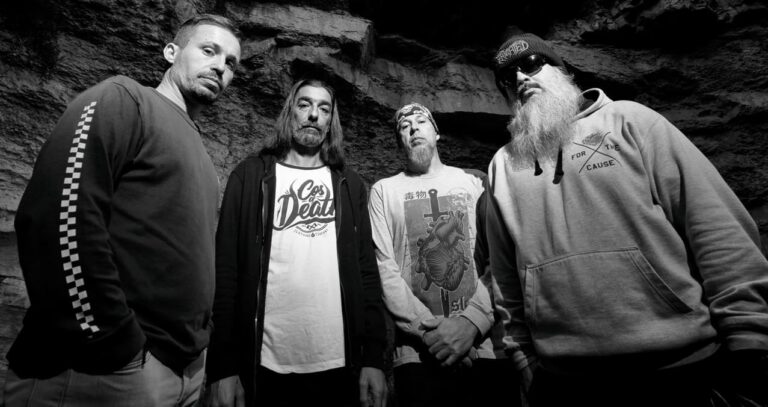 𝐁𝐋𝐀𝐂𝐊 𝐇𝐈𝐋𝐋 𝐂𝐎𝐕𝐄 trazem groove, thrash e hardcore ao Um Metaleiro Também Chora