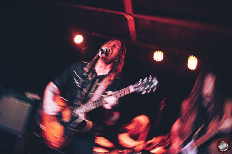 REVIEW REPORT: O Triunfo da Alma sobre o Calor – O Ritual Inesquecível do Graveyard em Curitiba