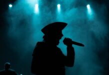 O navio pirata de Ekyrian chega ao Leyendas del Rock, na Espanha.