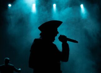 O navio pirata de Ekyrian chega ao Leyendas del Rock, na Espanha.