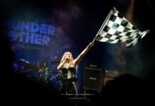 Thundermother com seu estilo dos anos 80 no Leyendas del Rock, na Espanha.