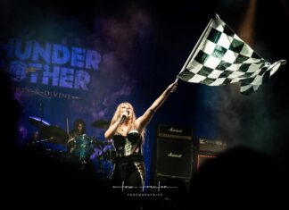 Thundermother com seu estilo dos anos 80 no Leyendas del Rock, na Espanha.