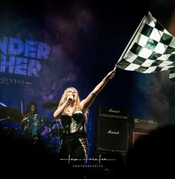 Thundermother com seu estilo dos anos 80 no Leyendas del Rock, na Espanha.