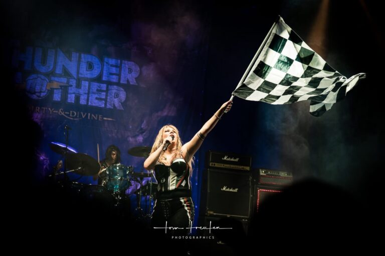 Thundermother com seu estilo dos anos 80 no Leyendas del Rock, na Espanha.