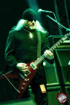 Triptykon durante sua apresentação no Brutal Assault 2026