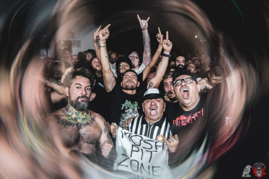 Nocaut se apresenta no Fuck Off Room, na Cidade do México, durante a abertura do show do Madball