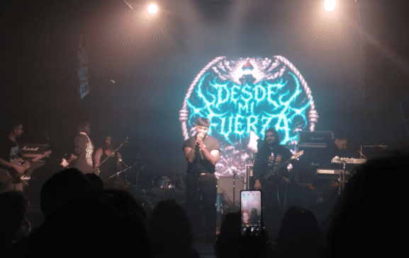 Desde Mi Fuerza se apresentando ao vivo
