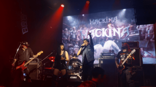 Mackina se apresentando ao vivo