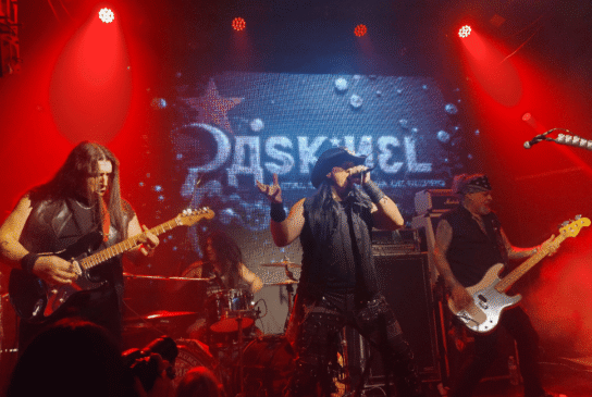 Paskinel se apresentando ao vivo